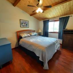 Queen-sized bed in principle room